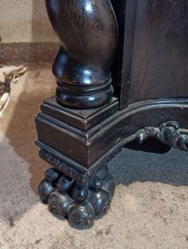 schreibtisch-mit-loewen-fuessen-und-gedrehten-vollsaeulen-um-1910.3