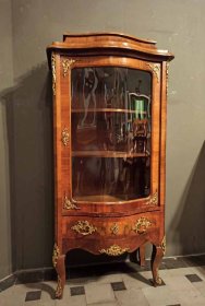 vitrine-dresdner-baroeck-ii-um-1880-nussbaum.2
