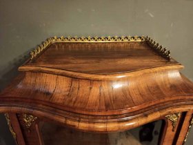 vitrine-dresdner-baroeck-ii-um-1880-nussbaum.3