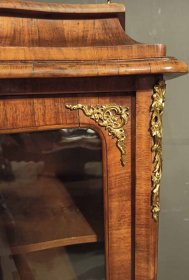 vitrine-dresdner-baroeck-ii-um-1880-nussbaum.4