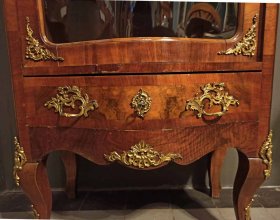 vitrine-dresdner-baroeck-ii-um-1880-nussbaum.5