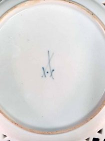 1meissen-um-1750-teller-mit-blumenmalerei-goldrand.12