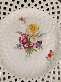 1meissen-um-1750-teller-mit-blumenmalerei-goldrand.2