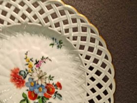 1meissen-um-1750-teller-mit-blumenmalerei-goldrand.9