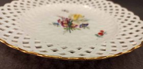 3meissen-um-1750-teller-mit-blumenmalerei-goldrand