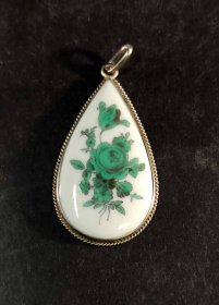 meissen-porzellan-anhaenger-silber-gefasst-blumenmalerei-in-gruen.2